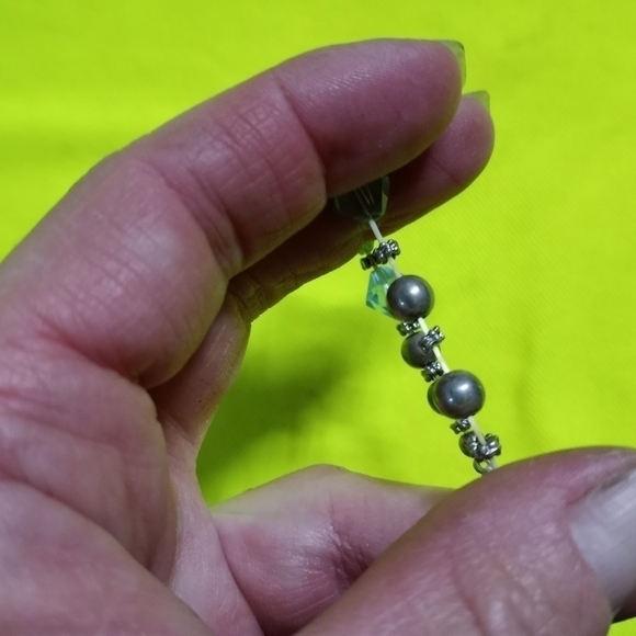 Small stretch beaded blue faceted silvertone bracelet - Picture 2 of 4